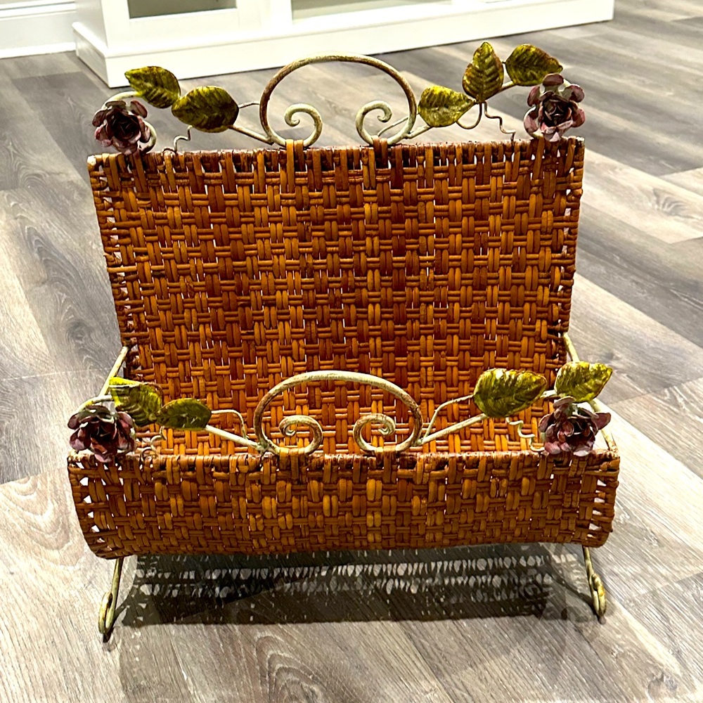 Vintage Wicker iron floral paper Magazine book stand 📕